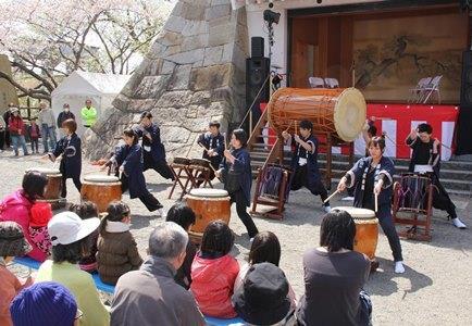 outros eventos de palco, assim como bazar promovido pelo Shokokai (Câmara de comércio e