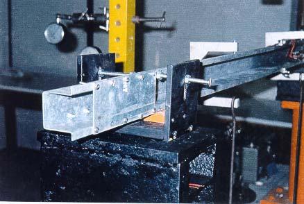 Foto A.5 - Aditamentos do sistema de apoio para impedir as rotações, chapas de aço para impedir o empenamento.