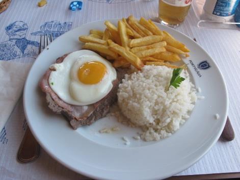 3. Comida A comida é um dos assuntos de conversa mais comuns em Portugal. Os portugueses adoram comer e estar à mesa com amigos horas a fio, tanto em casa como em restaurantes.