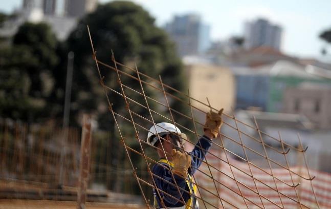 Página 4 SEGURANÇA DO TRABALHO Segurança e saúde no trabalho aumentam competitividade das indústrias. Despesas com multas e afastamentos por acidentes podem ser muito altas.