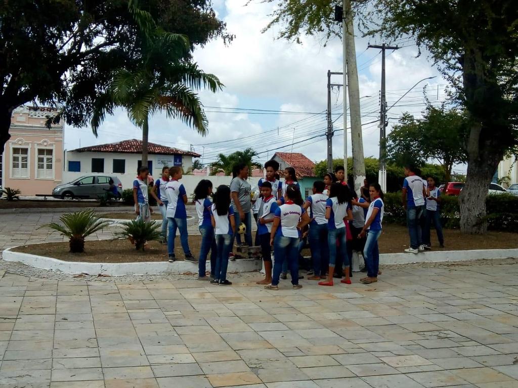 FIGURA1.3Registro dos alunos do colégio São Cristóvão durante as atividades.