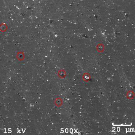 700 X Durante a análise dos riscos por microscopia eletrônica de varredura, percebese a presença de droplets sobre toda a superfície do filme, Figura 10.