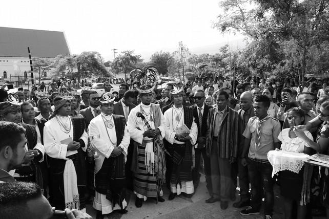 Fotografia 3 / 7 Os cinco ordenantes aguardam em frente à catedral.