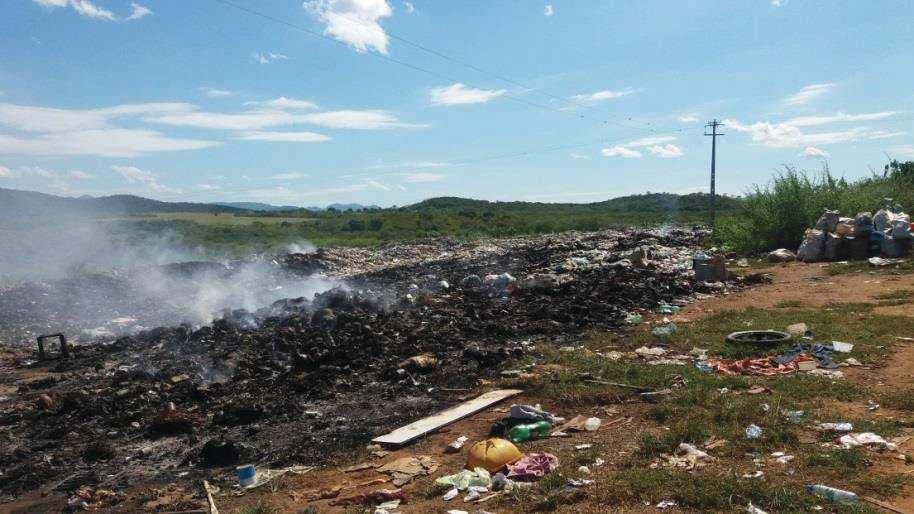 54 Com a aglomeração de lixo nos lixões e sem estrutura para realização de cobertura diária, muitos municípios queimam o lixo a céu aberto.