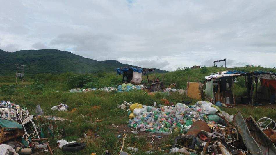 Figura 42: Queima a céu aberto do lixo no lixão situado no município de Capistrano. Fonte: A autora, trabalho de campo, 2016.
