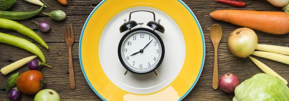 08 4- Manter horários regulares de alimentação É muito importante que quem deseja emagrecer mantenha horários regulares na sua alimentação.