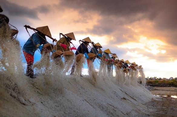 A AGRICULTURA NO SUDESTE ASIÁTICO GEOGRAFIA A agricultura no sudeste asiático é a fonte de renda para a maioria da população da zona rural, o plantio de arroz é a cultura agrícola que mais se destaca