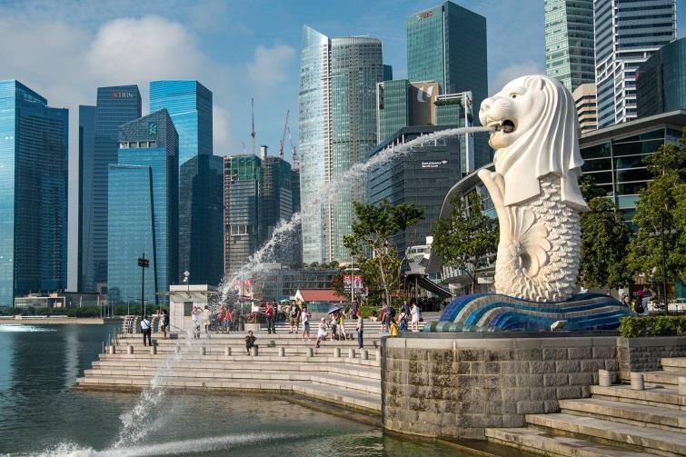 DESTAQUES DO ROTEIRO: INDOCHINA MERLION PARK Um dos pontos mais icônicos de Cingapura (indispensável para fotografias) é o Merlion Park, localizado em Marina Bay.