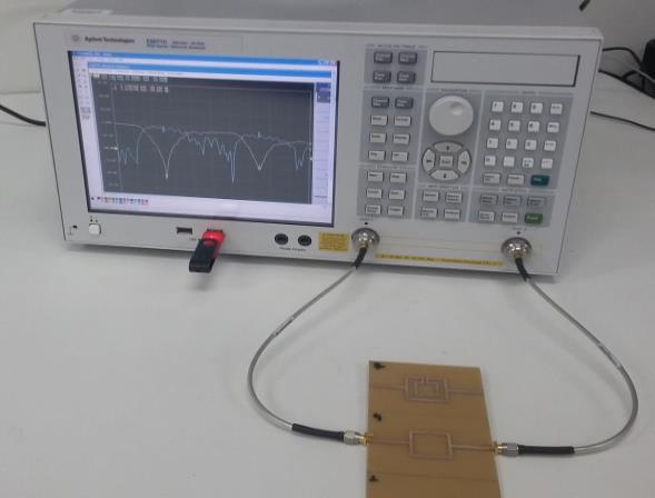 31 Após o processo de fabricação, realizaram-se medições no Laboratório de Micro-ondas do GTEMA/IFPB, utilizando um analisador de redes Agilent E5071C, mostrado na Figura 3-2.