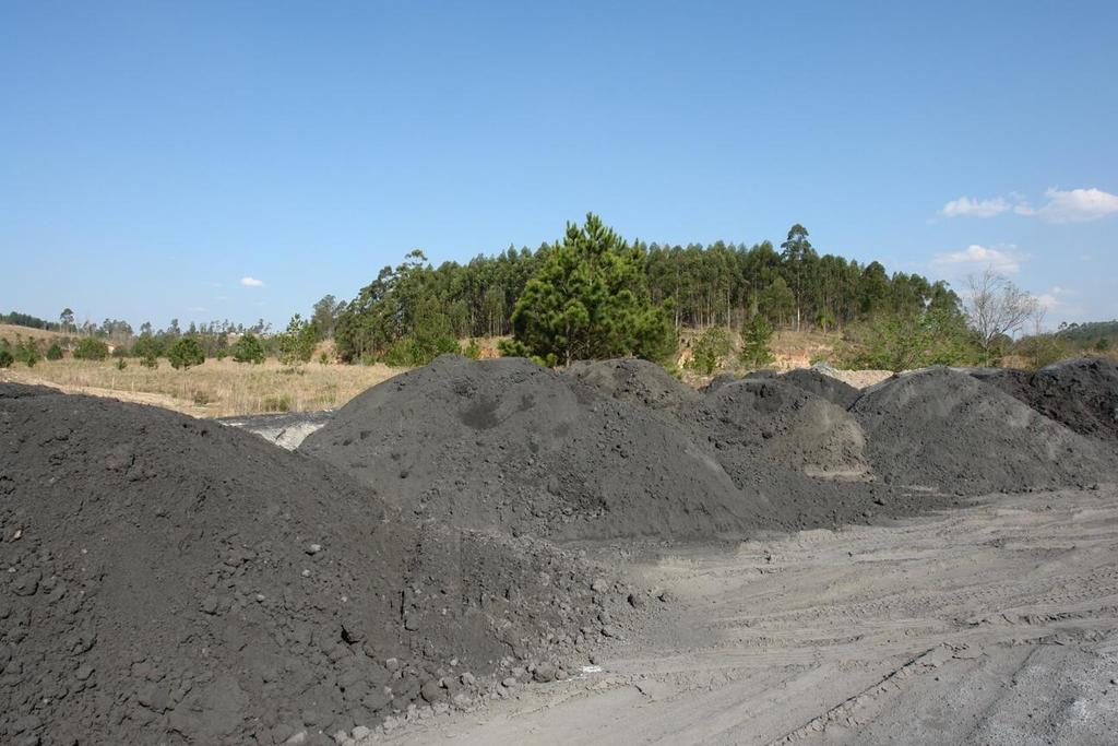Depósito de cinzas de carvão ao redor de usina de