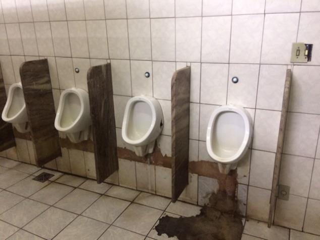 Banheiro masculino quantidade de vaso(s) sanitário(s) instalado(s): Existem 2 (dois) vasos sanitários instalados no banheiro masculino.