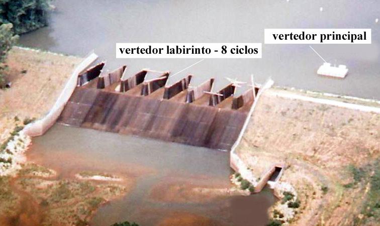 107 possíveis modificações no projeto. Os resultados desse estudo são apresentados em Frizell (2003). Uma vista aérea da Barragem Dog River é apresentada na Figura 7.1 Figura 7.1. Barragem Dog River e seus vertedores.