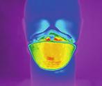 As cores nas imagens térmicas mostram a mudança na temperatura da superfície durante a inspiração e expiração. Material de Filtração Electret Avançado da 3M (AEM).
