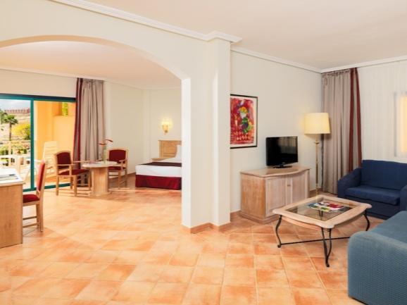 Junior Suites: quartos amplos com pelo menos 40 m 2, que incluem um quarto com uma zona de estar contígua com sofá-cama e um terraço.