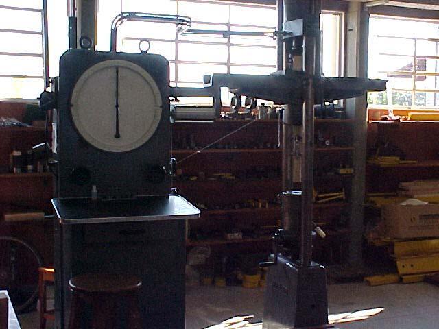 1. Equipamentos Os ensaios foram realizados na Máquina Universal AMSLER (Figura 19), capacidade 250 kn, no LaMEM (Laboratório de Madeiras e de Estruturas