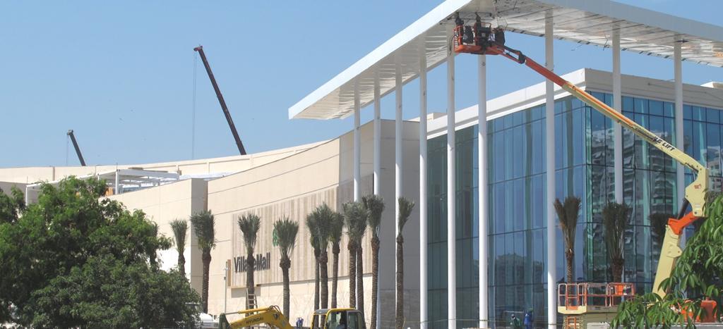 500 vagas deverão ser criadas. VillageMall Construção (em outubro de 2012) Um dos destaques do shopping são os serviços exclusivos. Para o lazer, um teatro com capacidade para mais de 1.