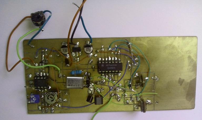 Minha tentativa de montagem: Placa com ampops + VXO + parte do modulador PWM: A minha idéia era usar um VXO e um modulador DSB-SC via PWM para ser mais eficiênte, mas.