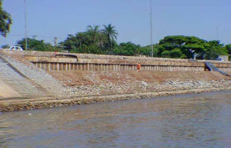 Figura 047 Obras na calha do rio Tietê Projeto Tietê Fase II Fonte: DAEE. Disponível em < http://www.