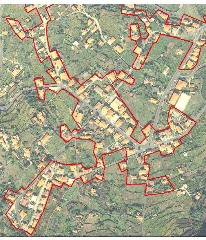 Figura 5 - Tecido urbano contínuo Ponta Delgada As áreas de tecido urbano descontínuo são áreas associadas a territórios não planeados, onde o crescimento urbano é bastas vezes espontâneo e