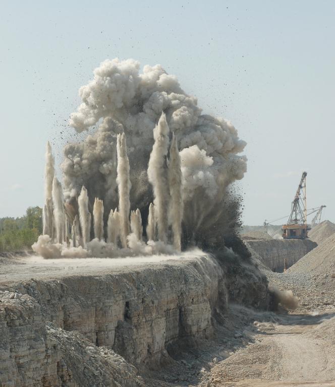 Impactes da exploração dos recursos geológicos Na exploração Alterações na paisagem natural Produção de ruído Ocorrência de acidentes e