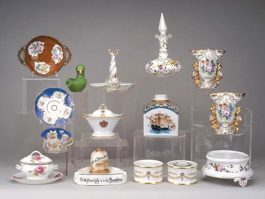 13 10 12 11 17 14 16 15 18 19 20 21 10 COVILHETE, porcelana, decoração chocolate, montagem em prata dourada esbeiçadela, marca nº 32 (1947-1968) Dim.