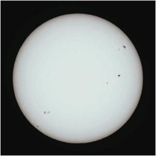 AstroNova. N.22. 2019 Figura 4: O Sol, uma anã amarela.embora sua cor seja branca, vemos amarelo devido ao espalhamento de Rayleigh. Foto: GeoffElston, Society for Popular Astronomy, Inglaterra.