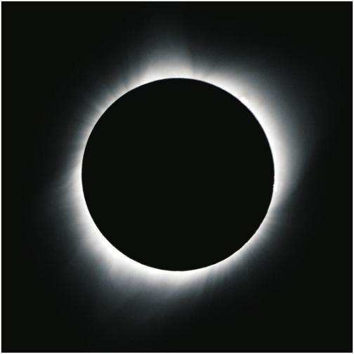 AstroNova. N.22. 2019 Nota-se um brilho ao redor da Lua, que é visto apenas em eclipses totais. Este brilho é a coroa solar, também denominada corona solar.