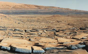 Além disso toda a superfície marciana contém minerais com óxidos de ferro (Fe2O 3), que se formam com mais facilidade em ambientes com água líquida.