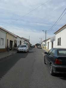 Figura 5 Rua da Palmeira, edifícios degradados ao longo do seu perfil longitudinal Figura 6 Rua Carlos Relvas, estacionamento