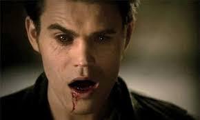Durante esse namoro Elena foi percebendo algumas reações estranhas do Stefan ao ver sangue, ou seus olhos mudarem... Ela foi pesquisando e descobriu o que ele era!