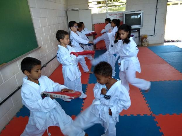 Oficina de taekwondo O taekwondo é uma luta que desenvolve a coordenação motora, trabalha a memória, ensina disciplina e valores, bem como noções de hierarquia e respeito.
