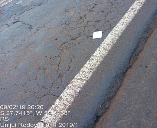 Outra manifestação patológica encontrada no município de Três de Maio, na RS 342, foi à trinca tipo couro de Jacaré com erosão de bordo, apresentada na Fig.