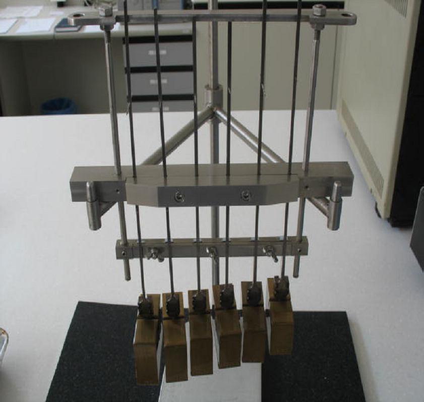 As Figuras 3 e 4 mostram o equipamento que foi usado para realização dos ensaios de tensão elongacional - ZST.