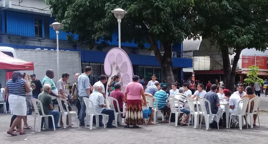 estaduais da rede de atendimento ao paciente renal do Estado; realizou, em parceria com médico nefrologista, palestra em escola tendo como público estudantes do curso técnico de