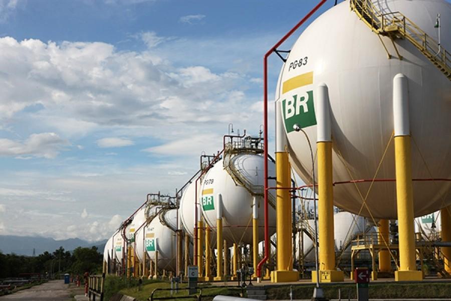 Petrobras vai vender oito refinarias, rede de postos no Uruguai e parte da BR
