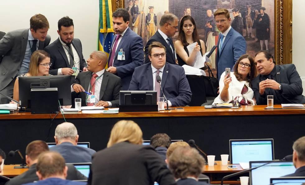 REFORMA DE PREVIDÊNCIA É APROVADA NA CCJ A Comissão de Constituição e Justiça analisou a PEC enviada por Bolsonaro