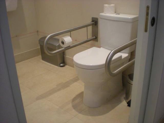 150 cm of diameter: Yes Clear space to transfer to the toilet: Yes The space is at