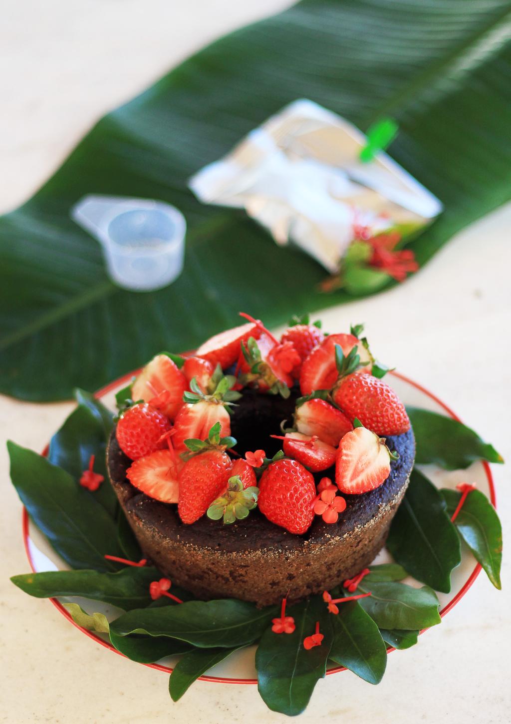 BOLO DE CHOCOLATE COM MORANGO LIVRO DE RECEITAS N.