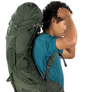 Isto fará a mochila ficar junto ao corpo o que ajuda a estabilizar a carga.