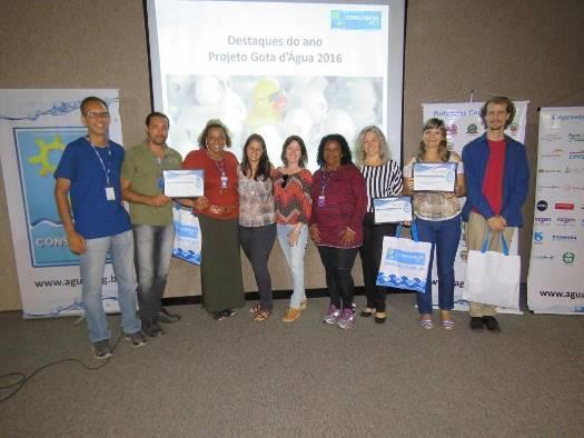 Também foram homenageados os educadores com maior assiduidade às capacitações do projeto do Consórcio PCJ nesse ano, com a entrega do certificado de Mérito Ambiental a: Carlos Henrique Rocha Alves,