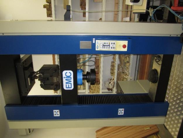 46 Os ensaios foram realizados em máquina universal de ensaios mecânicos- EMIC (figura 7), localizada no Laboratório de Propriedade dos Materiais