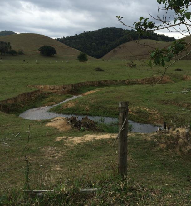 Está localizado na margem do aglomerado urbano.