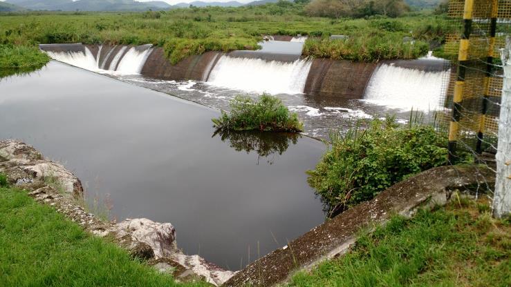 1 ph Potencial Hidrogeniônico O ph da Lagoa de Juturnaíba apresentou um comportamento uniforme em todo o estudo, ficando dentro da faixa recomendada pelo CONAMA, levemente ácido (Figura 44).