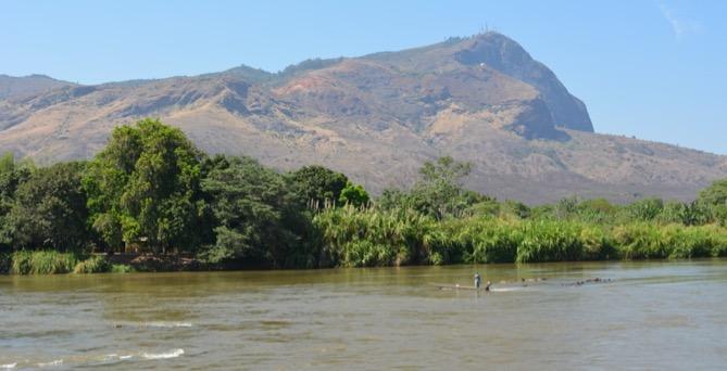 consequências para o rio; A terra é altamente degradada, com média de apenas 2,5% de vegetação natural remanescente na região média da bacia e mau