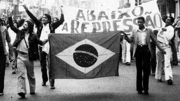 Idade Contemporânea Brasil Século XIX inicia a repressão pelo consumo de maconha (1932), ópio e cocaína, assim como a venda de bebidas alcóolicas Regime