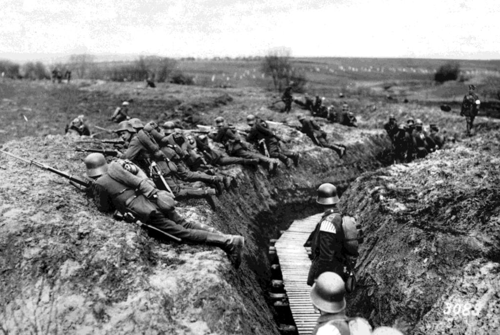 AP PHOTO/GLOWIMAGES A guerra de trincheiras (1915-1918) Trincheiras: imensas valas cavadas na terra, que abrigavam os soldados, protegidas por barricadas de sacos de areia.