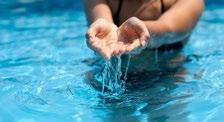 10 11 ÁGUA LIMPA E PURA PURIFICAR É nessa etapa do tratamento que a piscina fica livre de bactérias, vírus, fungos, algas, e etc. Para desinfetar a água, a melhor recomendação é cloro.