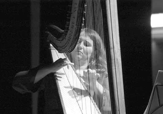 Veronica Febbi harpa barroca Iniciou os seus estudos de harpa no Conservatorio Ottorino Respighi da sua cidade natal, Latina (Itália).