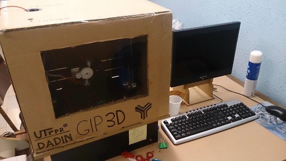 55 Figura 43 Prusa i3 do GIP3D Fonte: Do autor (2015). O processo de impressão seguiu basicamente os passos descritos na seção 2.