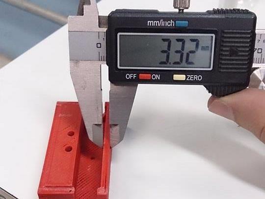 A primeira alternativa para solucionar os problemas foi refazer uma peça teste após reduzir a espessura da parede de 2,9mm para 2,8mm, mas a suposta solução não mostrou ser eficaz em